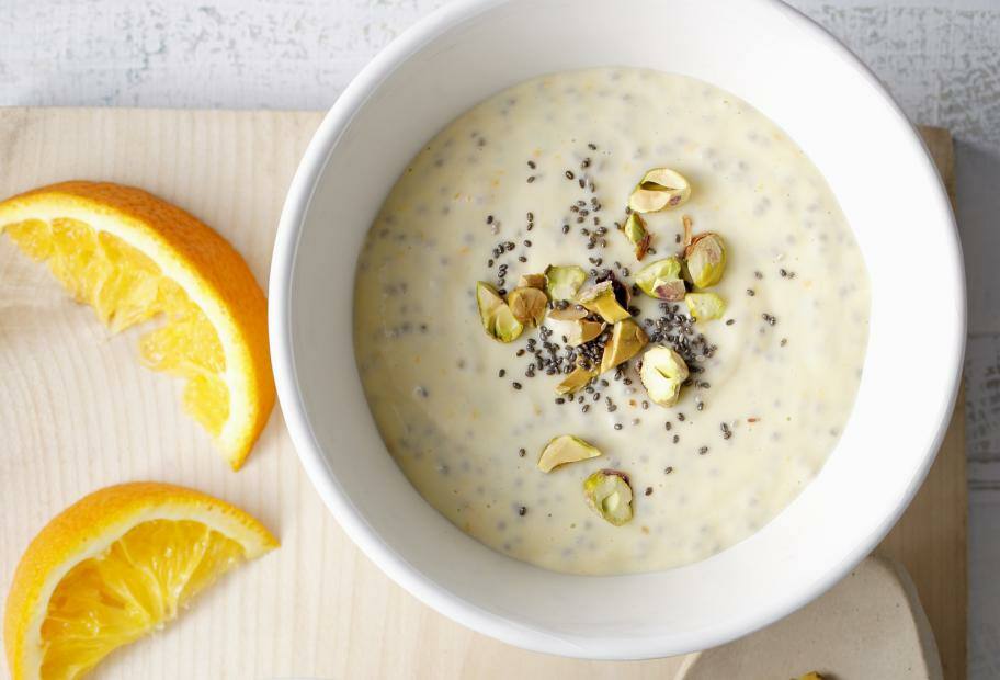 Chia-Pudding mit Orange und Pistazien