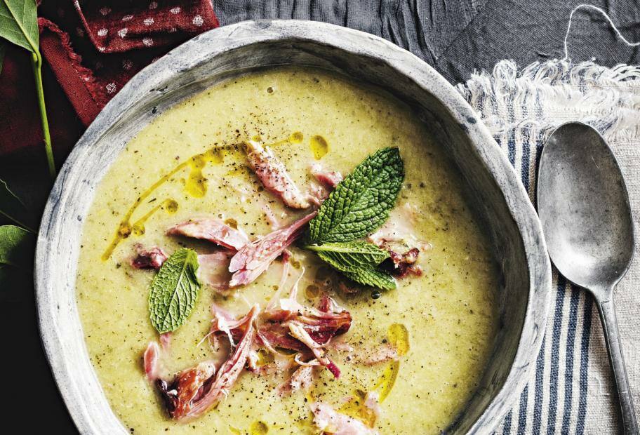 Zucchini-Cremesuppe mit Schinken