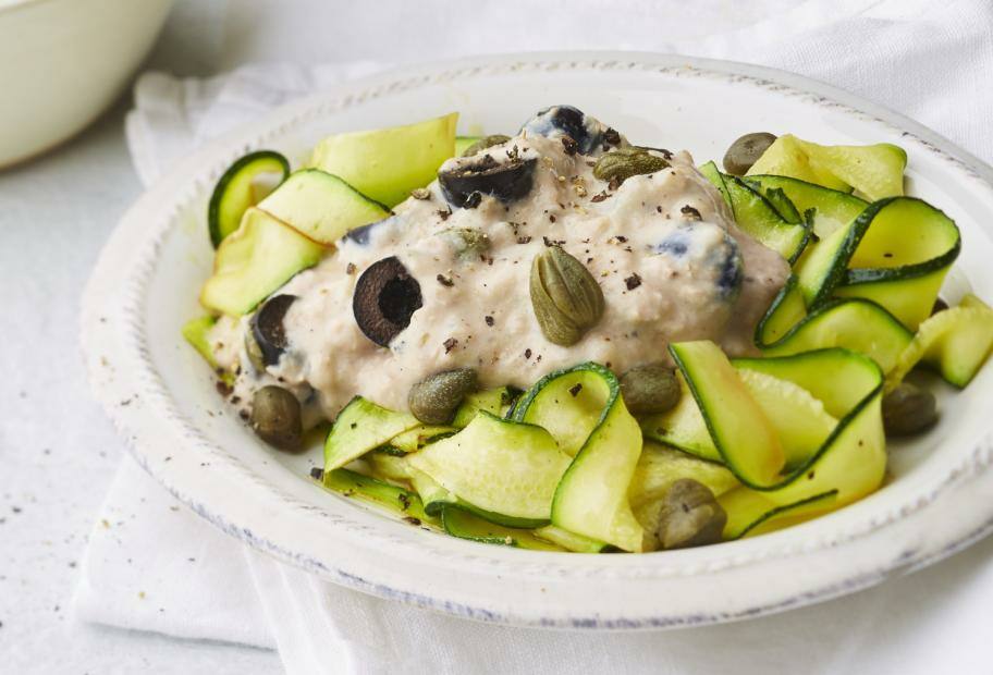 Zucchini-Nudeln mit Thunfisch und Kapern