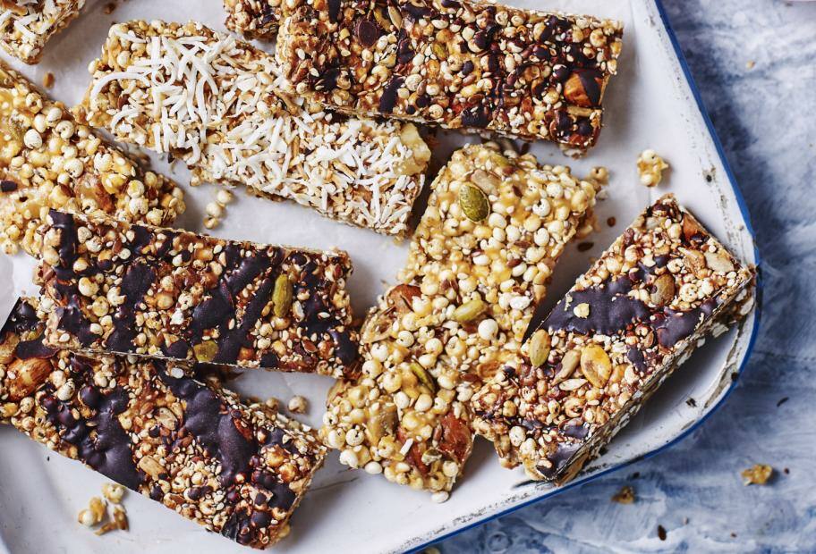 Nuss-Riegel mit Schokolade und Samen