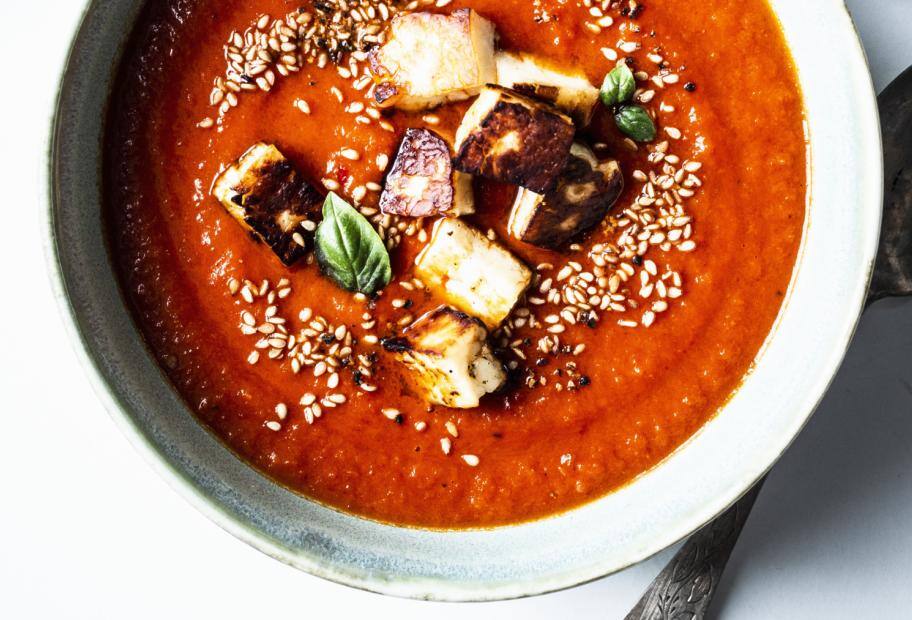 Tomatensuppe mit Halloumi