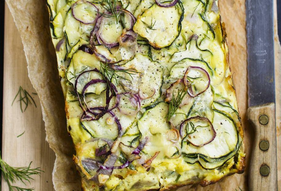 Zucchiniauflauf mit Gouda und roten Zwiebeln