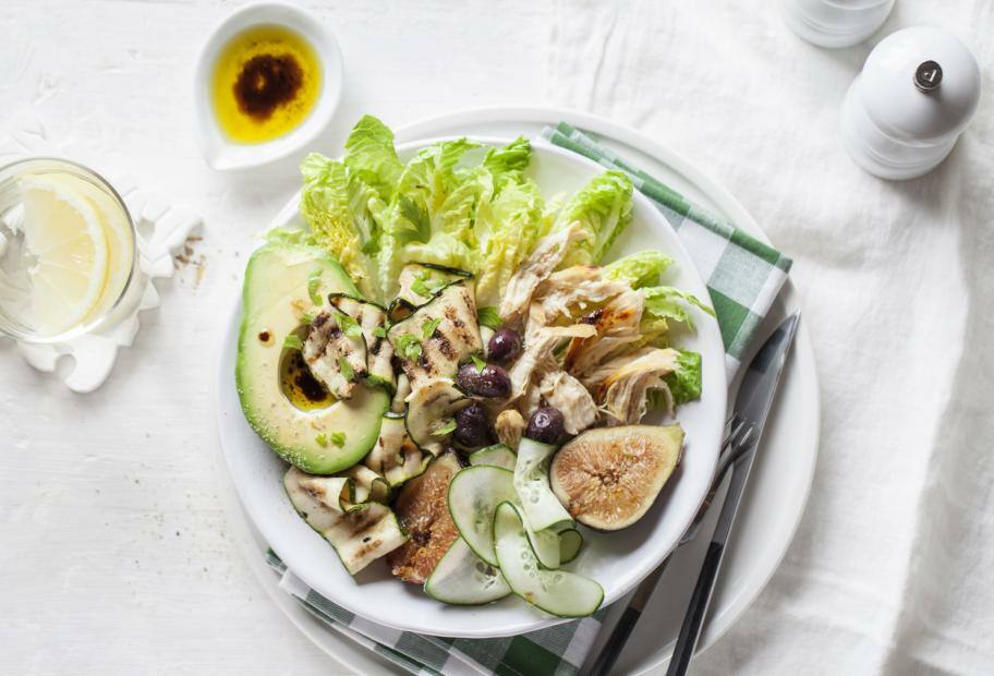 Avocado-Salat mit Hähnchen und Feigen