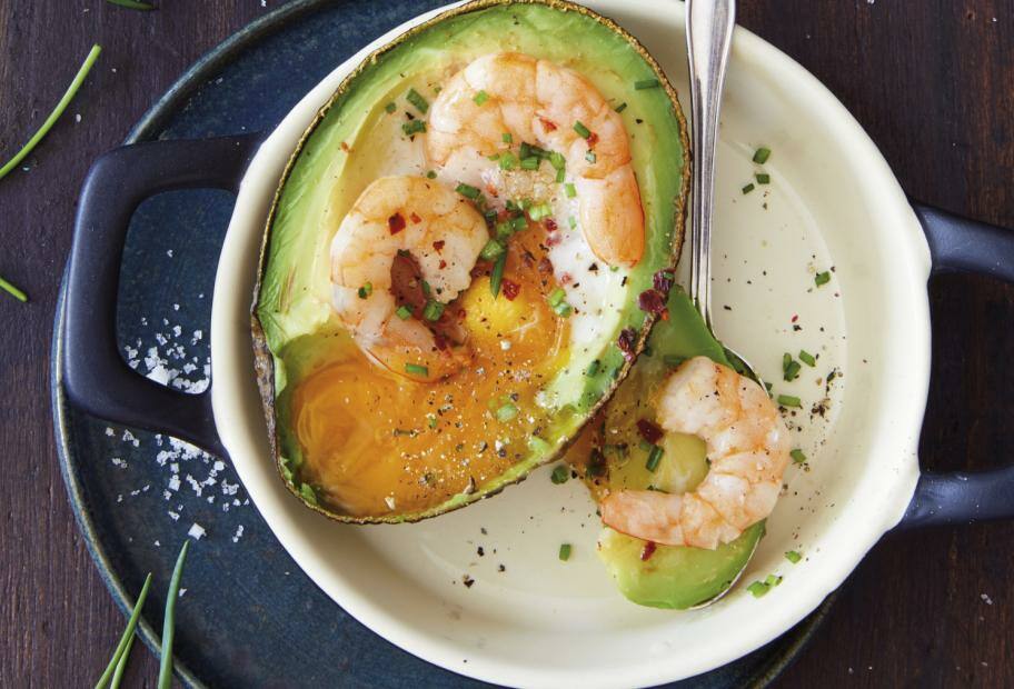Avocado mit Ei und Garnelen aus dem Ofen