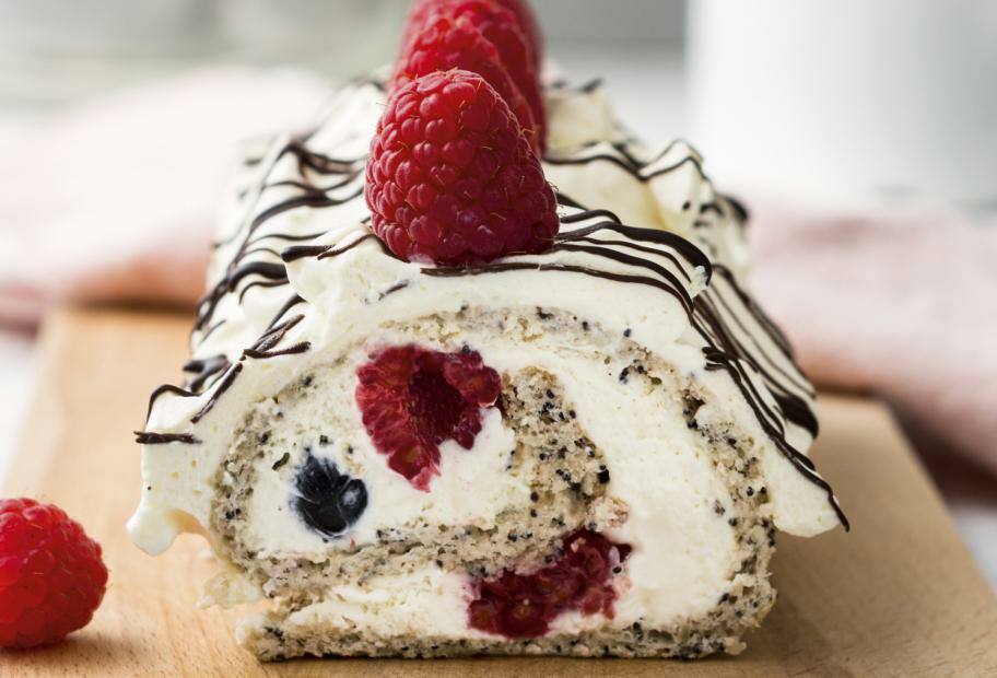 Traumhafte Mohn-Biskuitrolle mit Ricotta-Beeren-Füllung