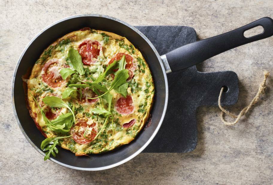 Omelett mit Camembert, Rucola und Tomaten