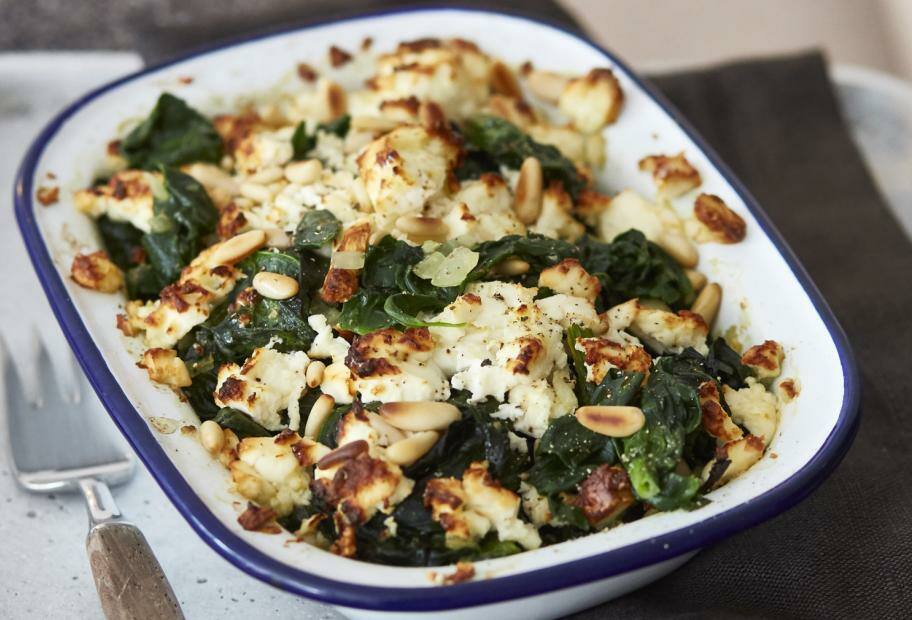 Spinatgratin mit Feta und Pinienkernen