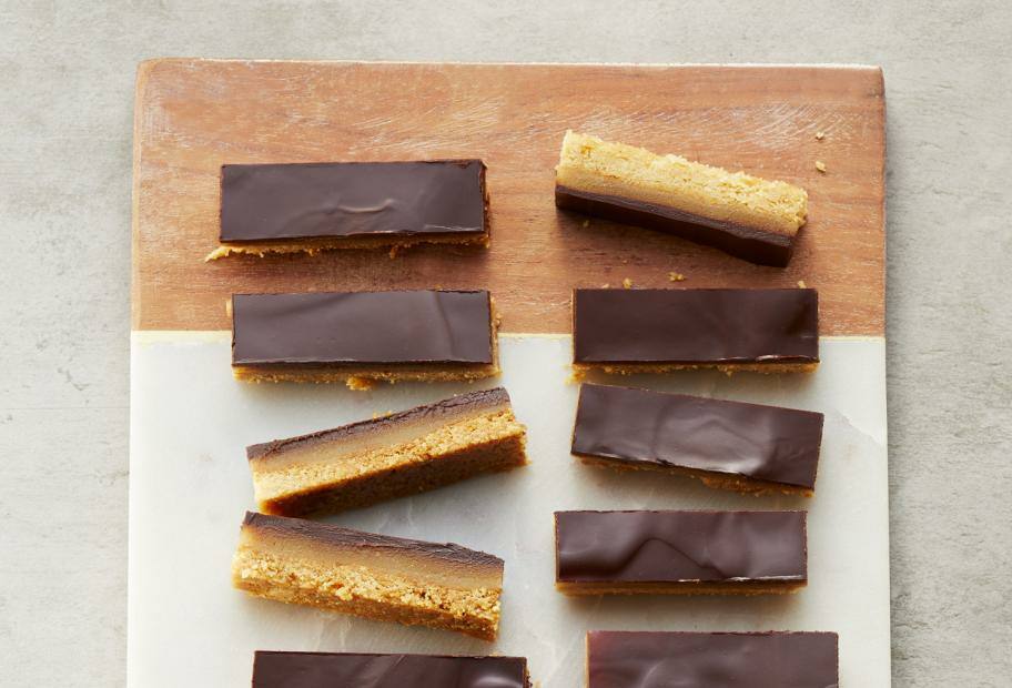 Erdnuss-Riegel mit Schokolade