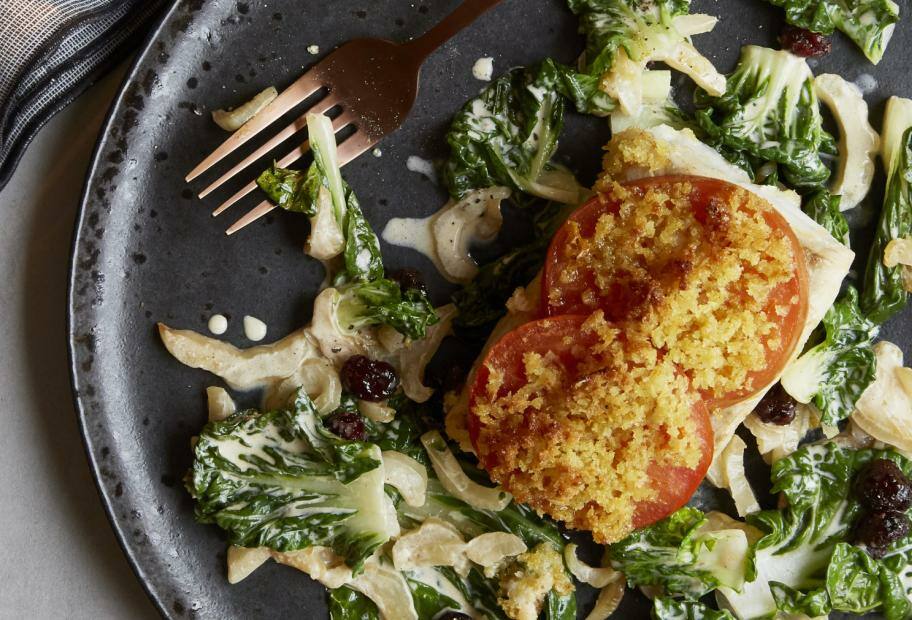 Fischfilet mit Bröselkruste auf Brokkoli und Mangold | Lowcarb.de