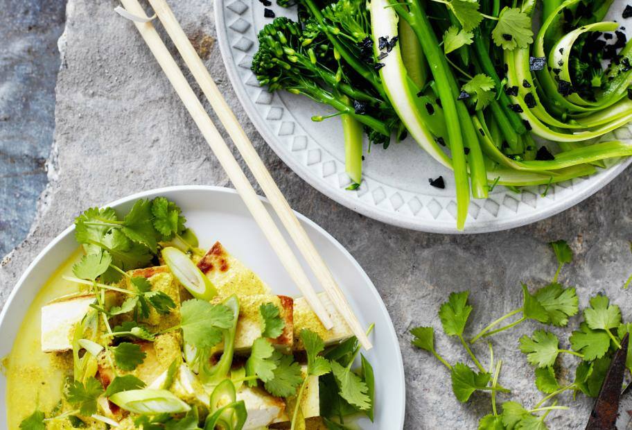 Veganes Tofu-Curry mit grünem Gemüse