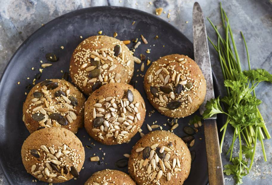 Brötchen mit Hefe und Kernen
