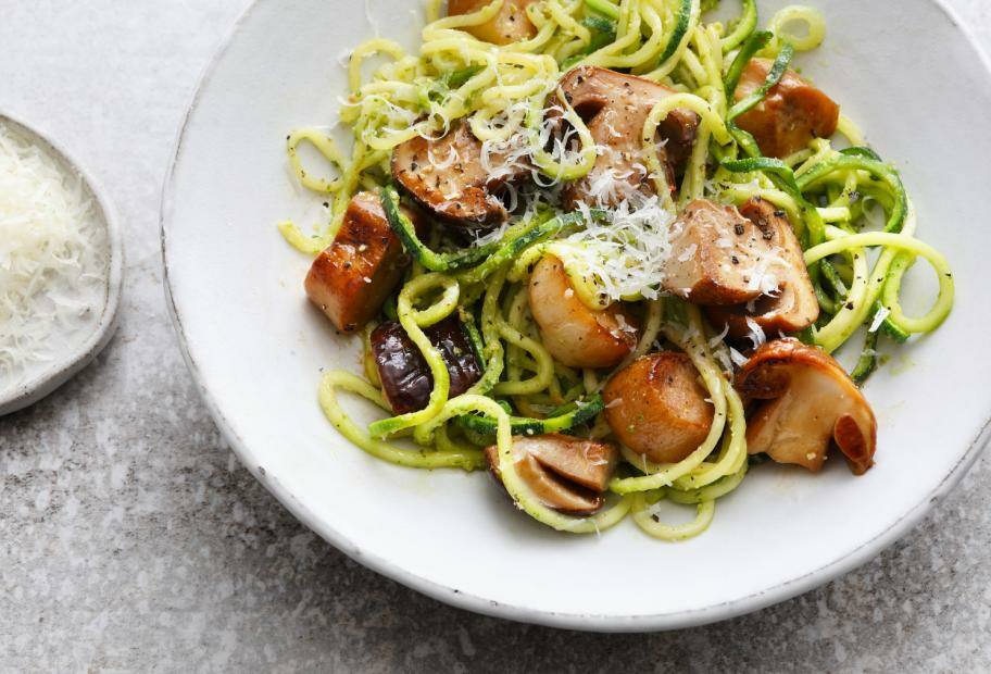Zucchini-Nudeln mit Pesto und Steinpilzen