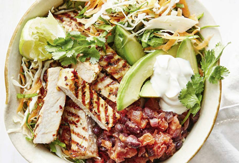 Burrito-Bowl mit gegrilltem Schweinefleisch