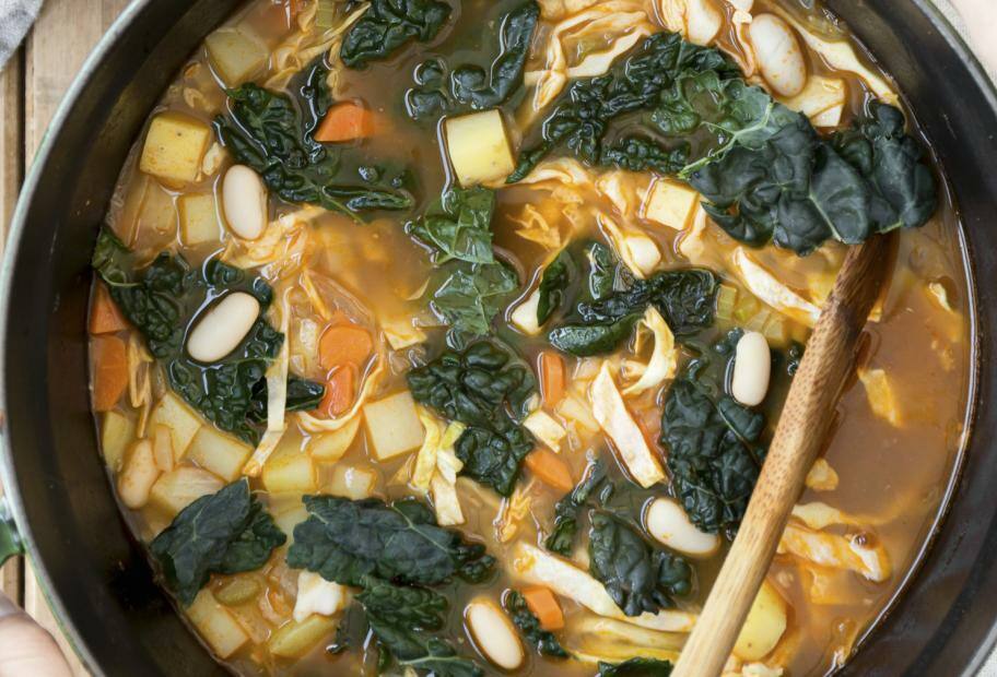 Ribollita-Eintopf mit Bohnen und Kohl
