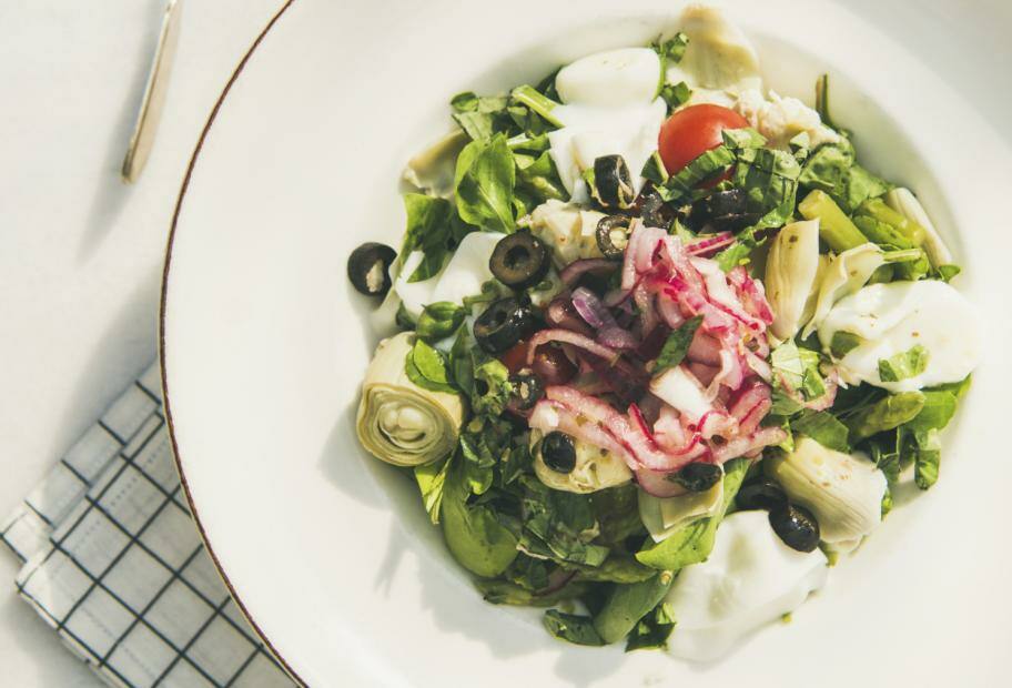 Artischocken-Salat mit Oliven, Weichkäse und roten Zwiebeln