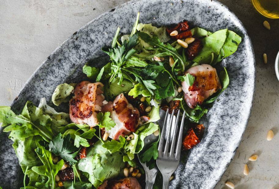 Ziegenkäse im Speckmantel auf Salat