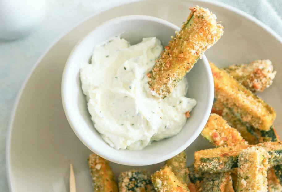 Panierte Zucchinisticks mit Ricotta-Mayonnaise