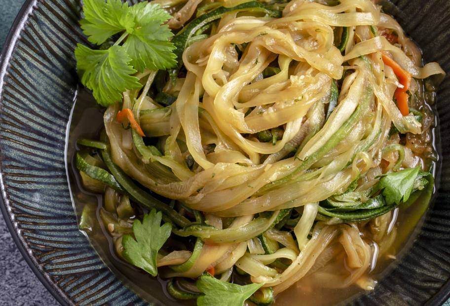 Scharfe Konjak-Nudeln mit Zucchini