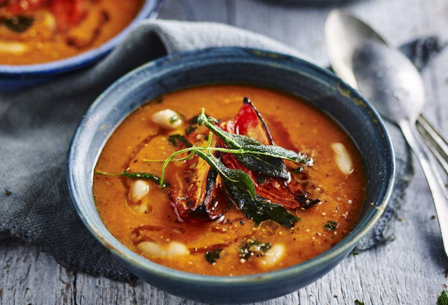 Vegane Tomatensuppe mit Bohnen und Salbei