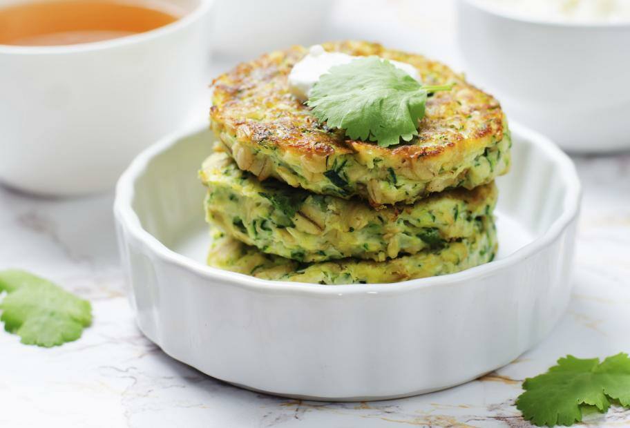 Zucchini-Puffer mit Ricotta und Koriander