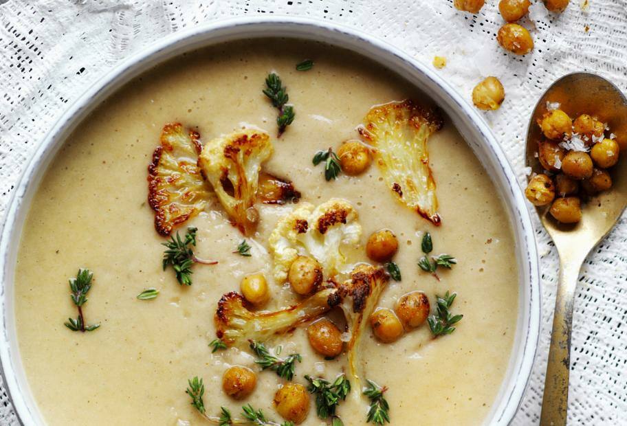 Blumenkohl-Cremesuppe mit gerösteten Kichererbsen