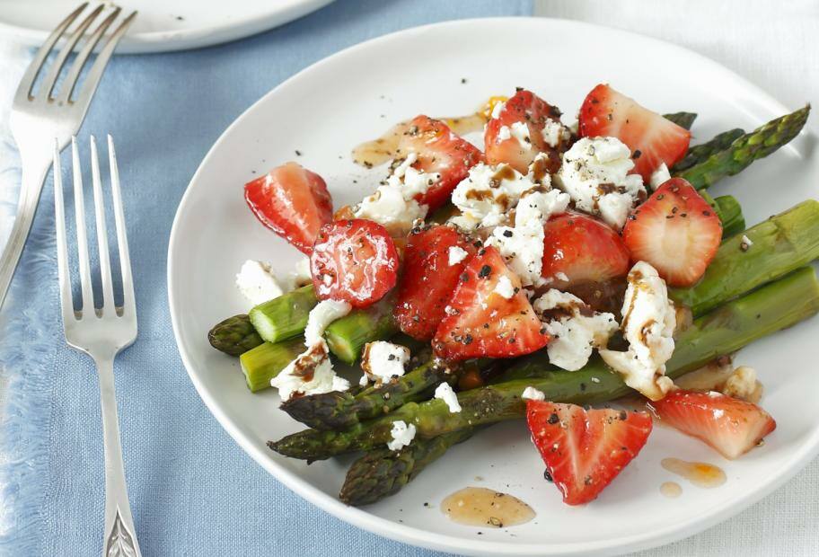 Gegrillter Spargel mit Erdbeeren, Feta und Orangensauce