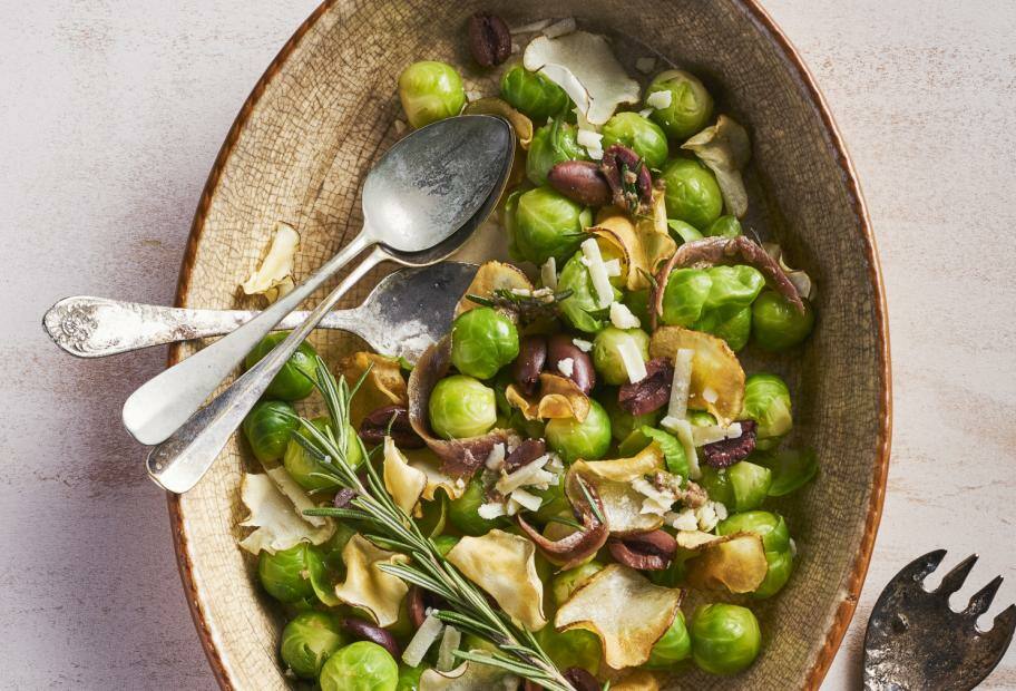 Rosenkohl-Salat mit frittierter Topinambur, Sardellen und Oliven