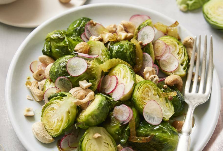 Rosenkohlsalat mit Cashews und Kurkuma-Vinaigrette