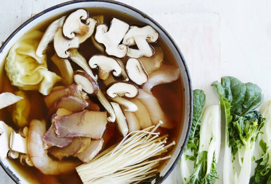 Wan Tan-Pilzsuppe mit Garnelen und Tofu