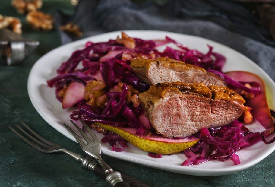 Entenbrust mit lauwarmem Birnen-Rotkohlsalat