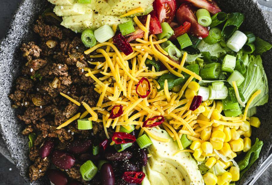 Taco-Bowl mit Hackfleisch und Bohnen