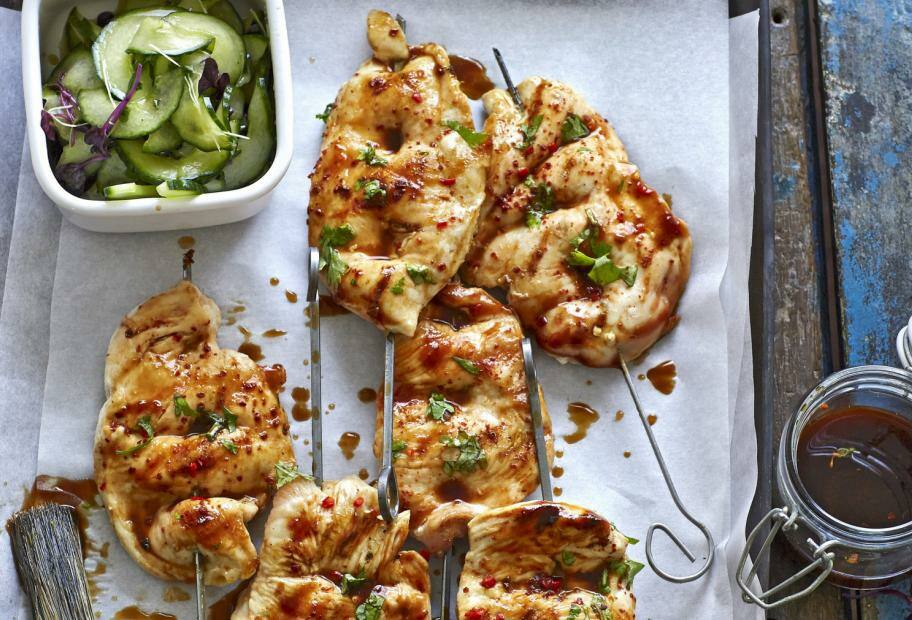 Teriyaki-Hähnchen-Spieße mit Wasabi-Gurkensalat