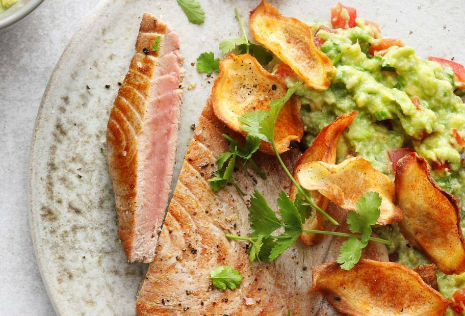Thunfischsteak mit Guacamole und Topinambur-Chips