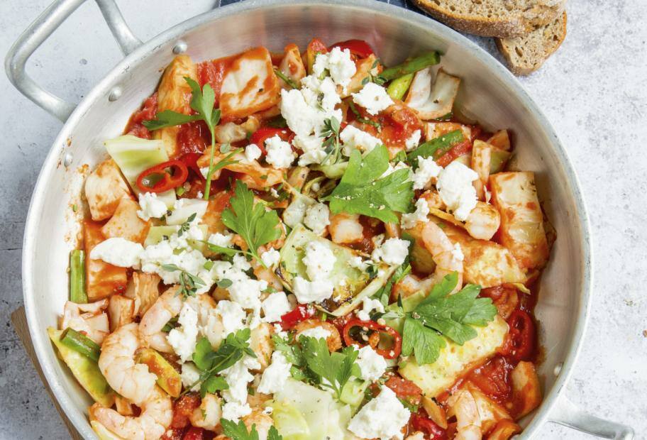 Garnelen-Pfanne mit Kohl und Feta