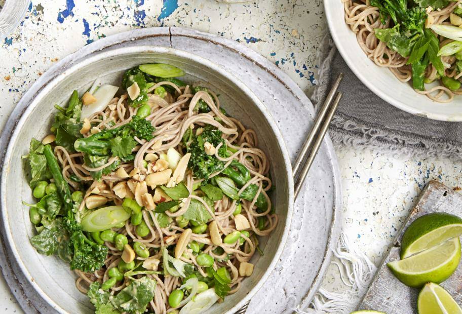 Kalorienfreie Konjaknudeln mit Edamame in Erdnuss-Sauce