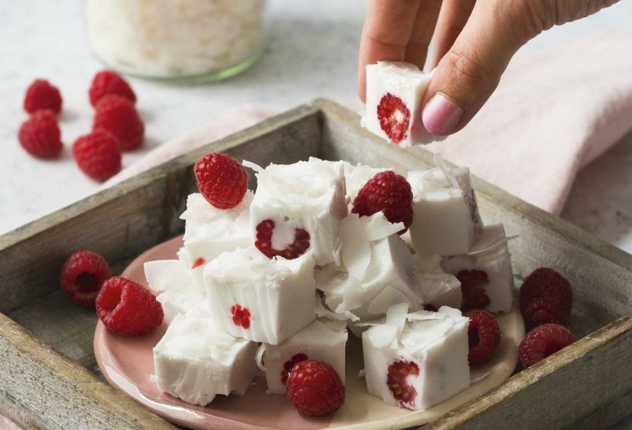 Vegane Kokoswürfel mit Himbeeren