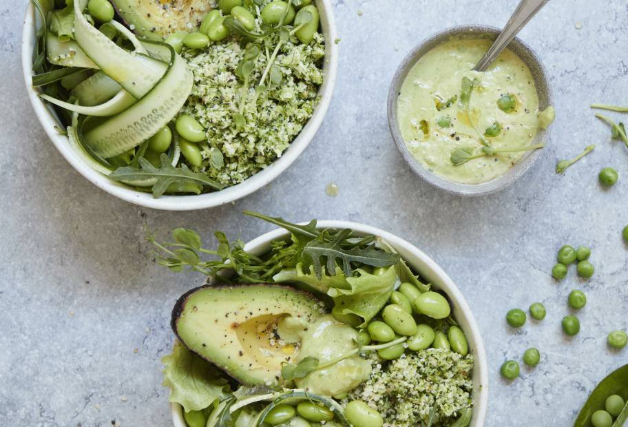 Grüne Gemüse-Bowl mit Erbsendressing
