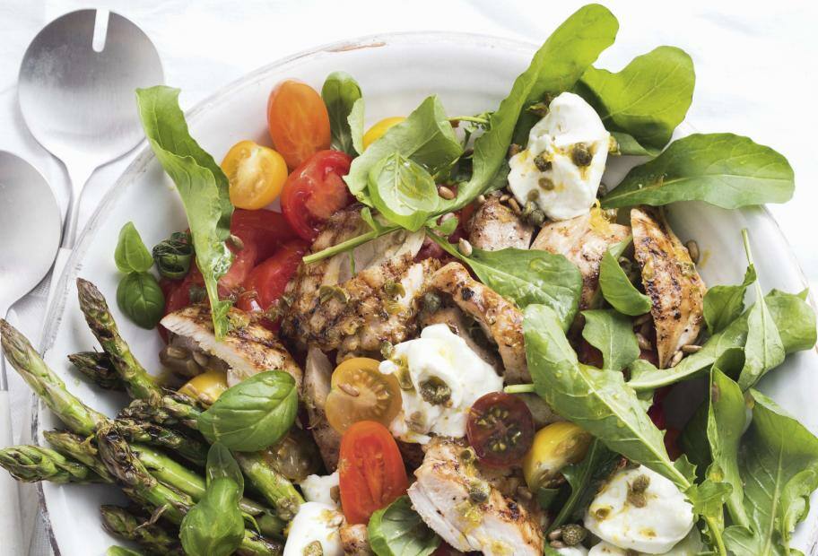 Bunter Salat mit Hähnchen, Mozzarella und Spargel