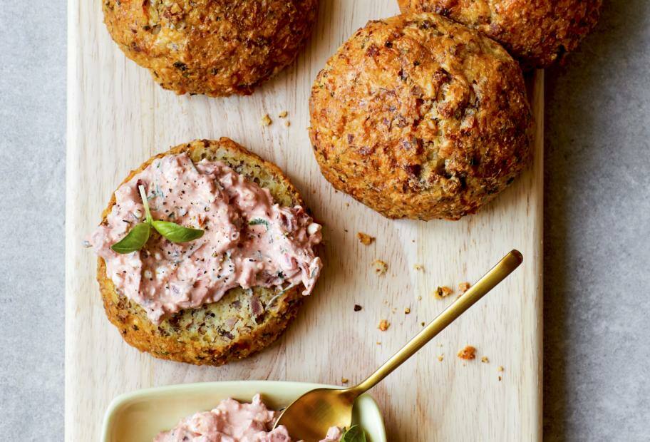 Eiweiß-Brötchen mit Speck und Tomaten-Aufstrich