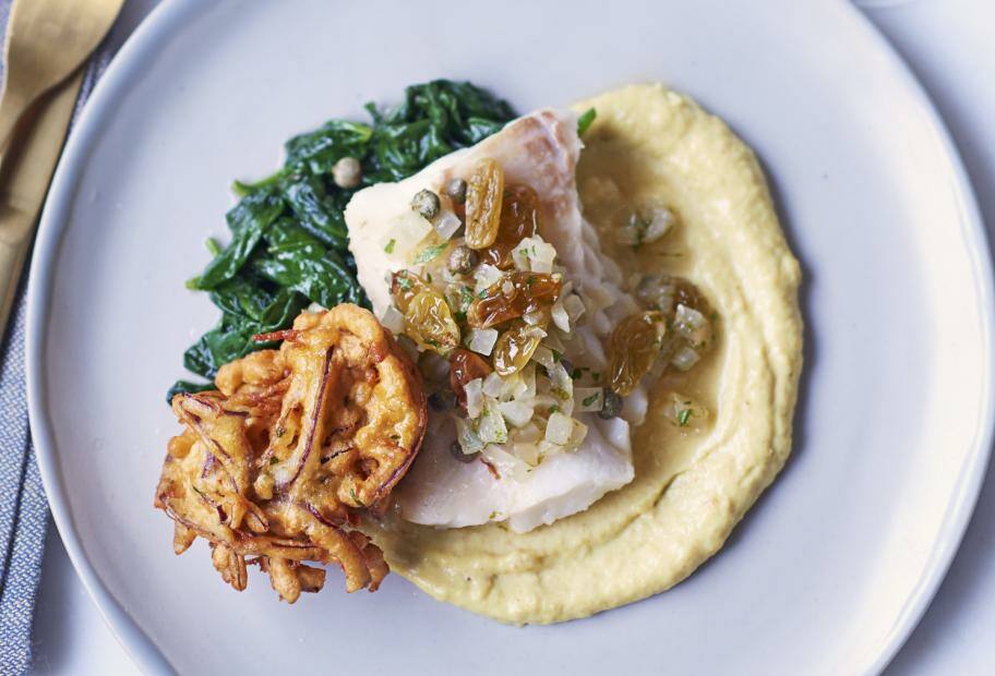 Gebratener Kabeljau mit Blumenkohl-Püree, Zwiebel-Bhaji und Spinat