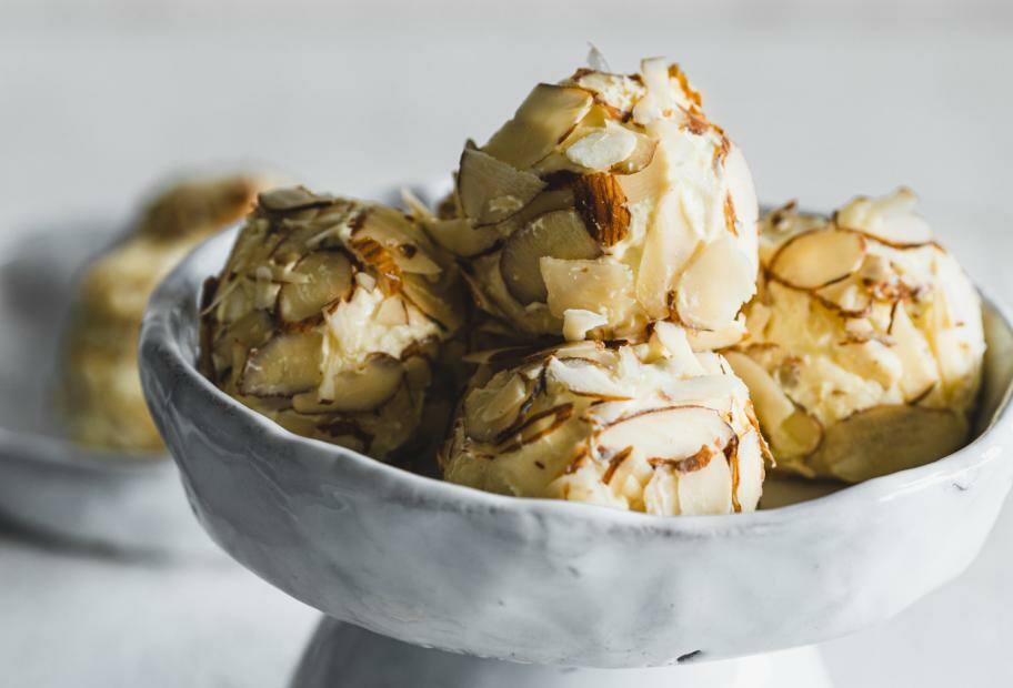 Käse-Mandel-Bällchen