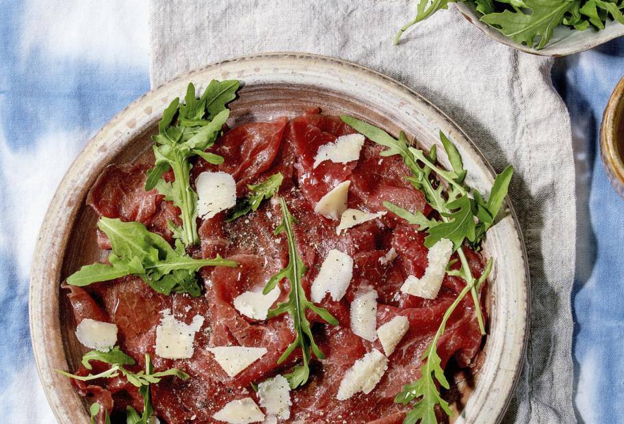 Carpaccio vom Rind mit Parmesan und Rucola