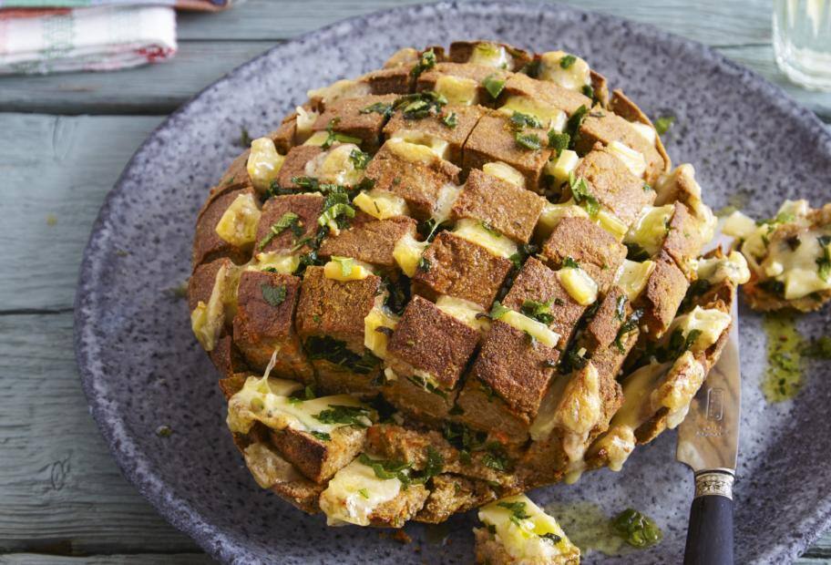 Partybrot mit Käse und Kräuterbutter