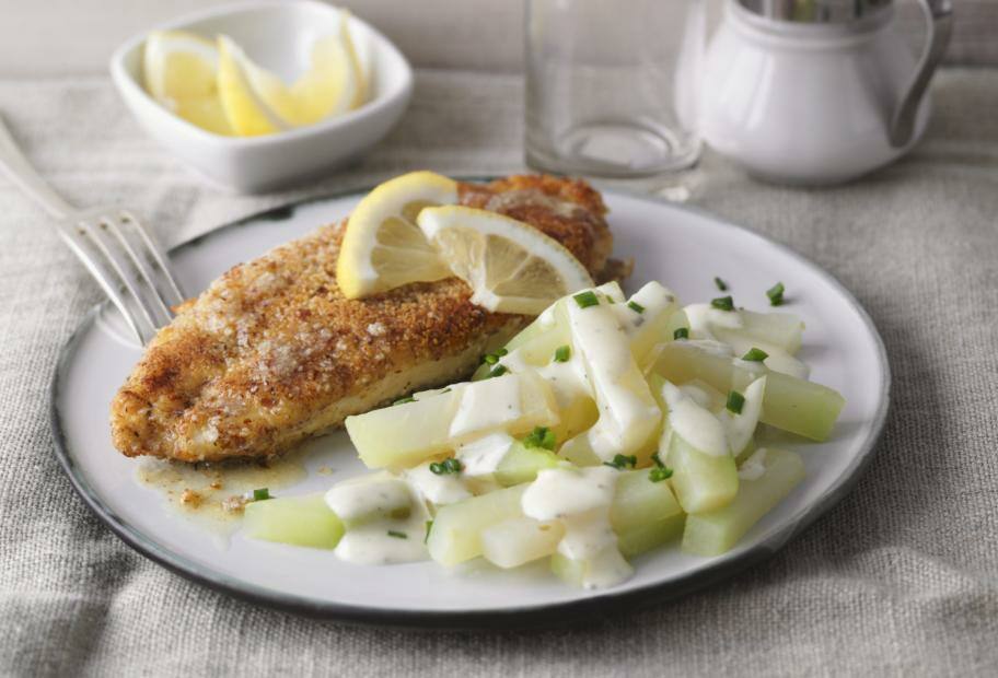 Hähnchenschnitzel mit Mandelpanade und Kohlrabigemüse