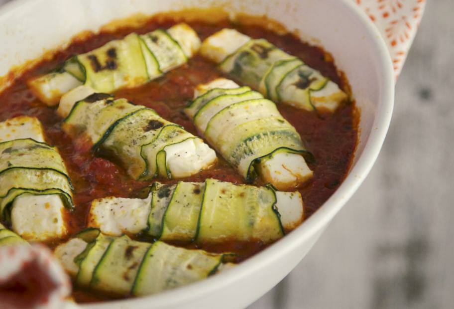 Zucchini-Feta-Röllchen in Tomatensauce