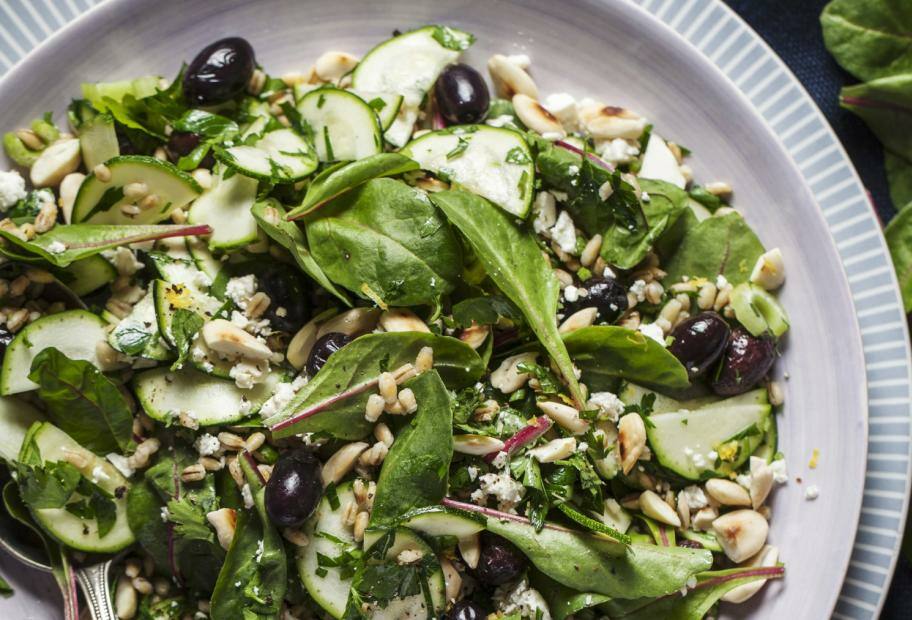 Spinat-Mangold-Salat mit Oliven und Feta | Lowcarb.de
