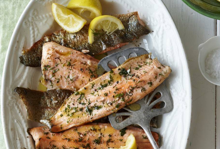 Forellenfilets vom Grill mit Kräutern und Zitronen