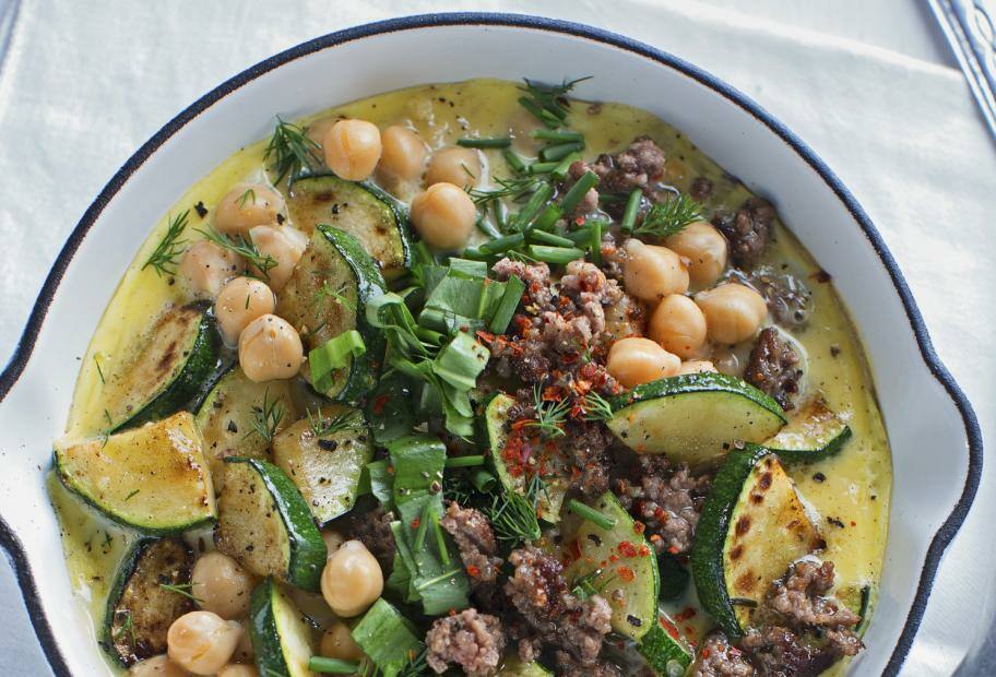 Omelett mit Hackfleisch, Kichererbsen und Zucchini