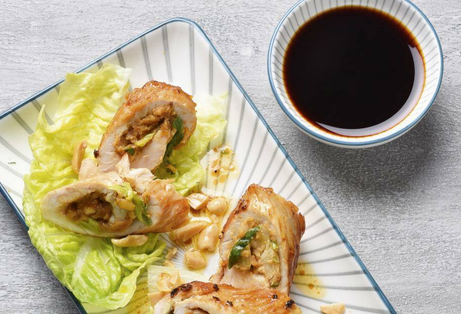 Putenröllchen mit Erdnusspaste