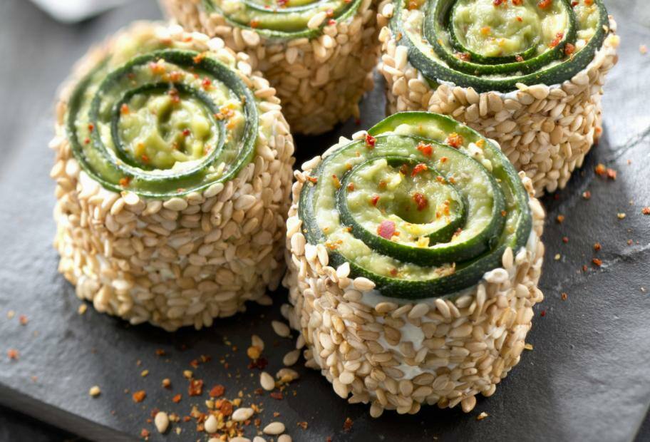 Sushi mit Zucchini, Avocadocreme und Sesam